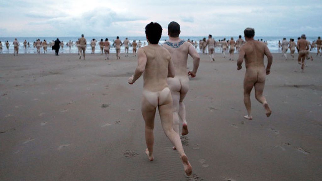 Desnudos en agua helada: así se celebra el 'post-equinoccio' en el Mar del Norte