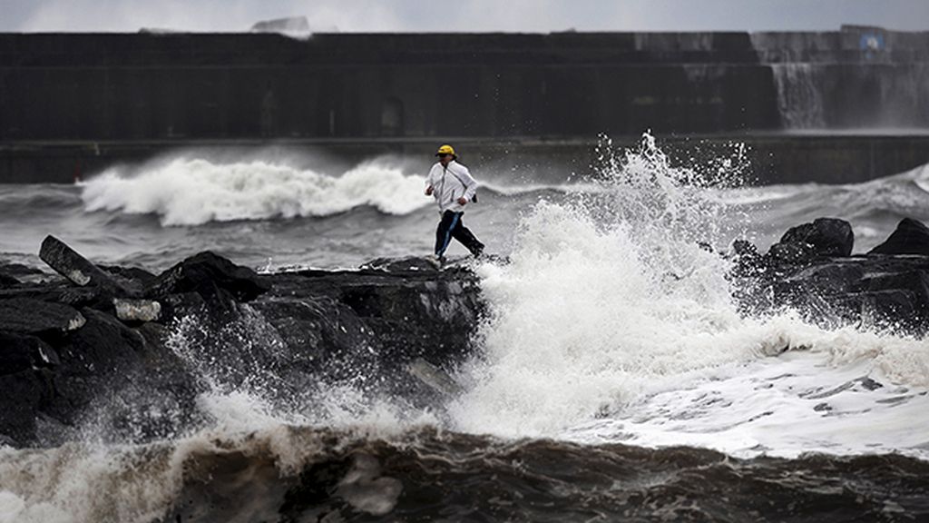 Oleaje an Esteban de Pravia, en Asturias