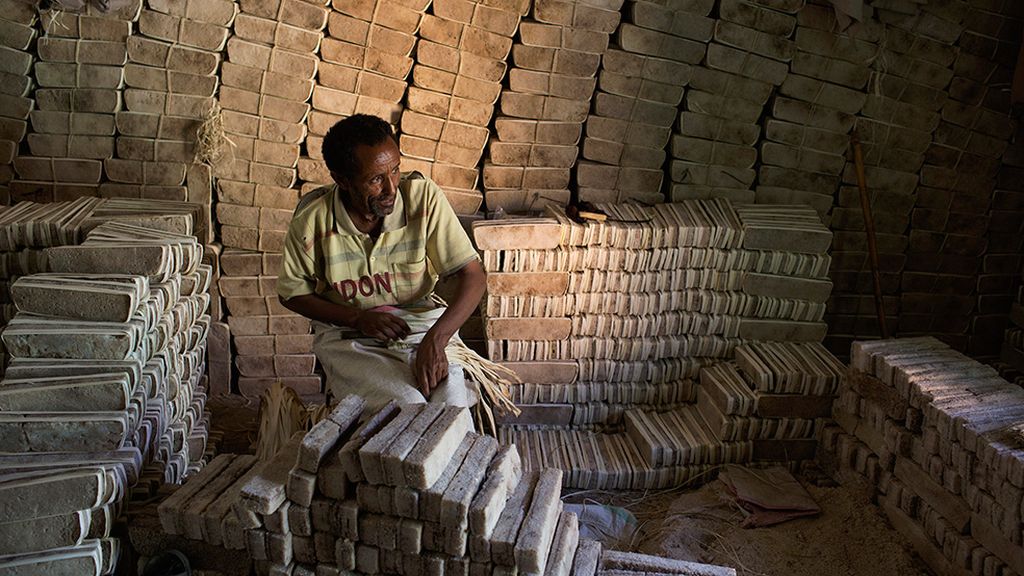 Un pueblo sobrevive con sal en el desierto