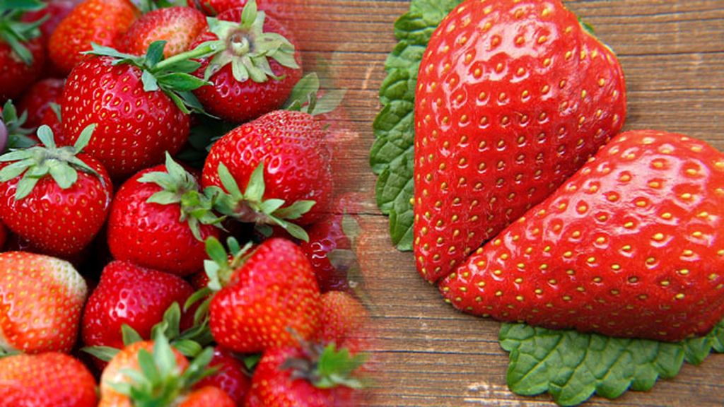 ¡Viva el rojo pasión! La fresa es un 'must' sexual que no puede faltar acompañado de nata