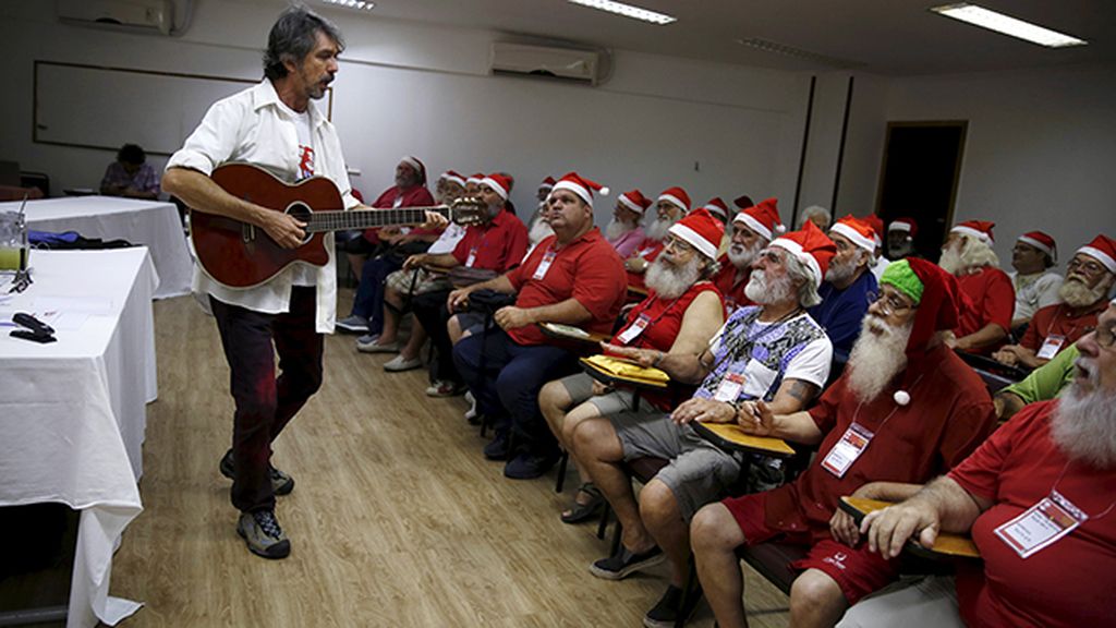 Escuela de Papa Noel en Brasil