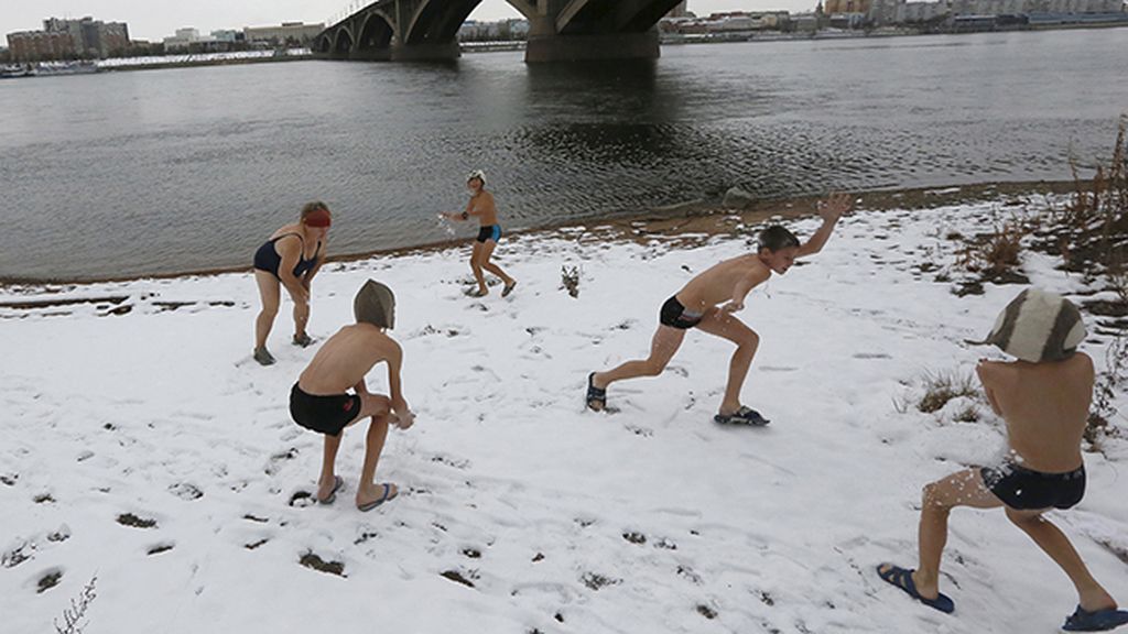 Nadadores en medio de la nieve
