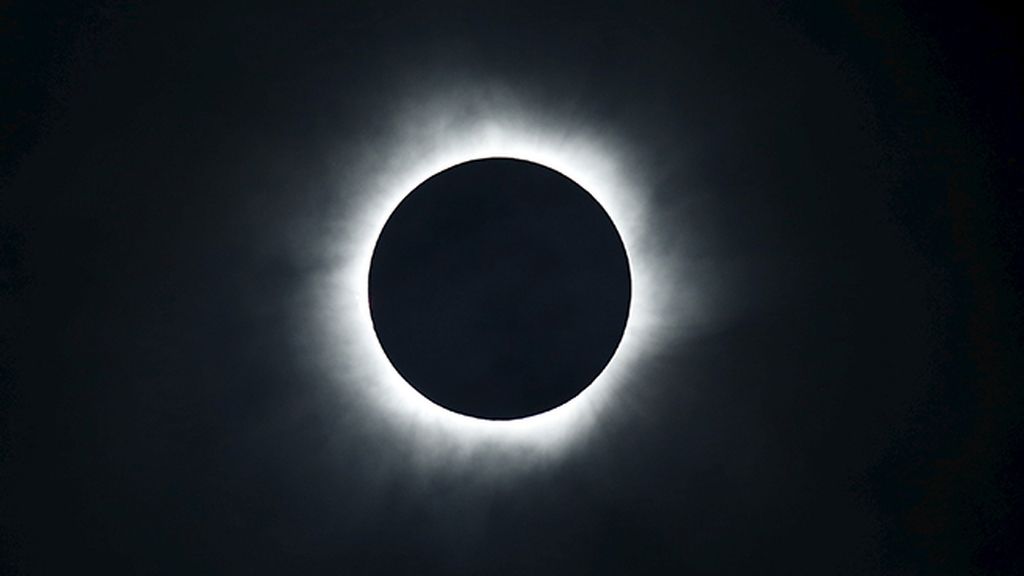 Asia disfruta del único eclipse total del año