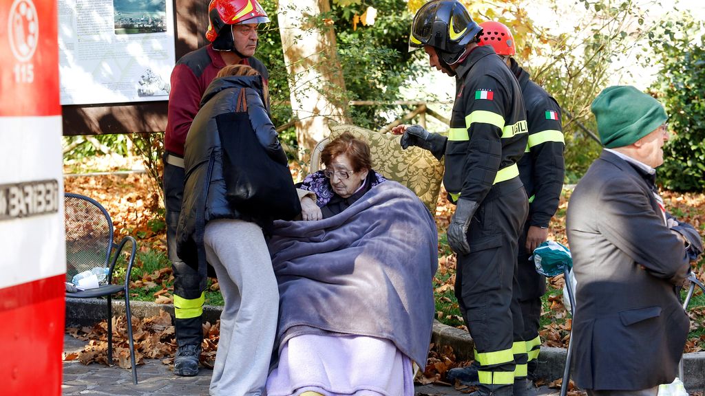 Esta anciana, una de las supervivientes del terremoto de Amatrice (Italia) en agosto
