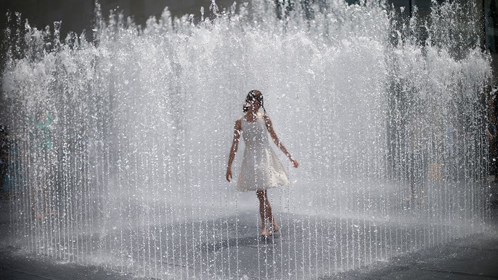 Luz, agua y colores para despedir al sol