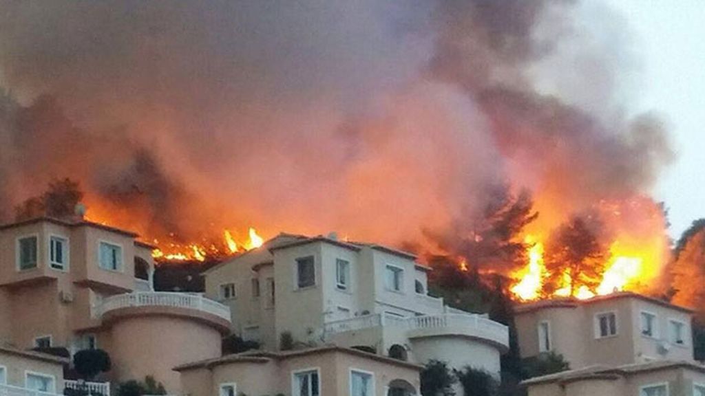 ¡Terrible incendio en Jávea! Las imágenes del desastre inundan las redes