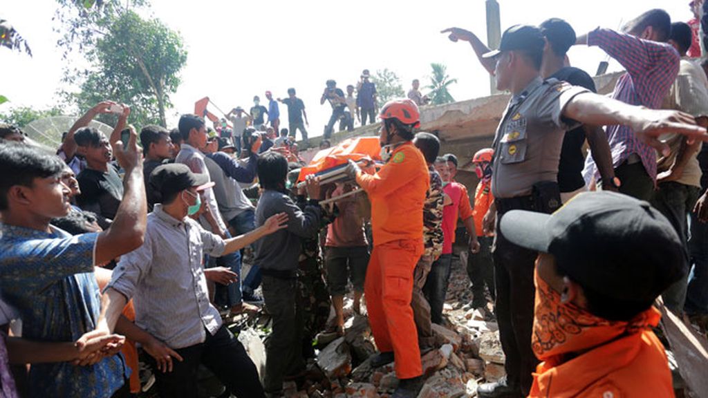 Más de 300 heridos y 97 muertos, por ahora: el seísmo de Indonesia, en imágenes