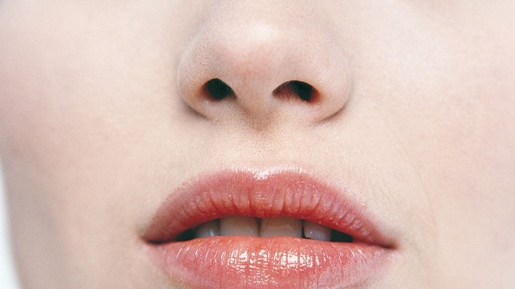 ¿Por qué se agrietan los labios en invierno?