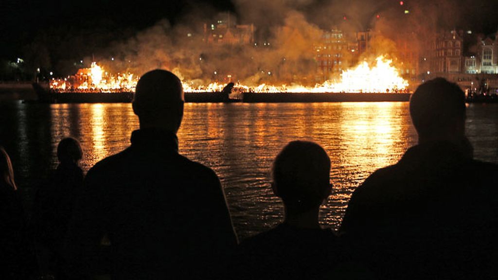 ¡Fuego contra fuego! Londres vuelve a arder 350 años después de su gran incendio