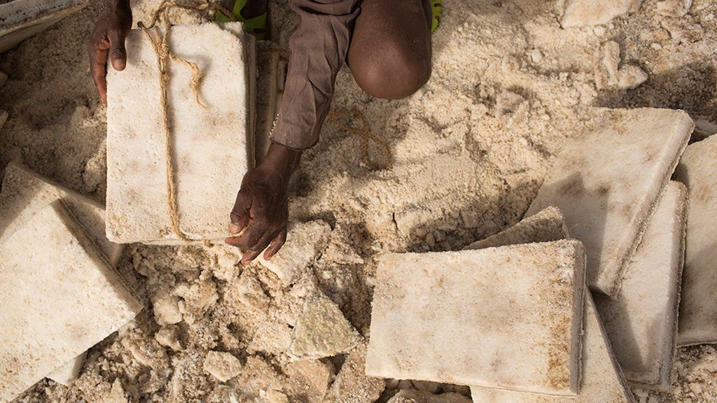 Un pueblo sobrevive con sal en el desierto