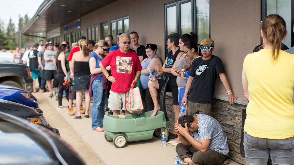 Empiezan a controlar el gran incendio de Canadá