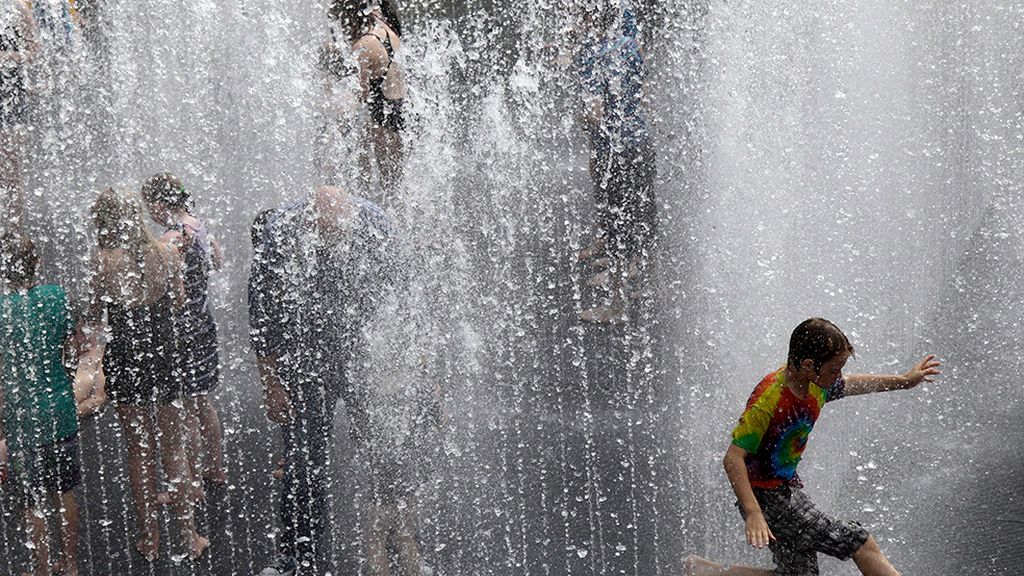 Luz, agua y colores para despedir al sol