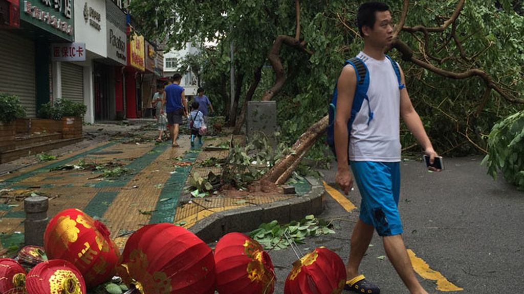 Se dirige a China tras dejar a 500.000 hogares sin electricidad y numerosos desperfectos