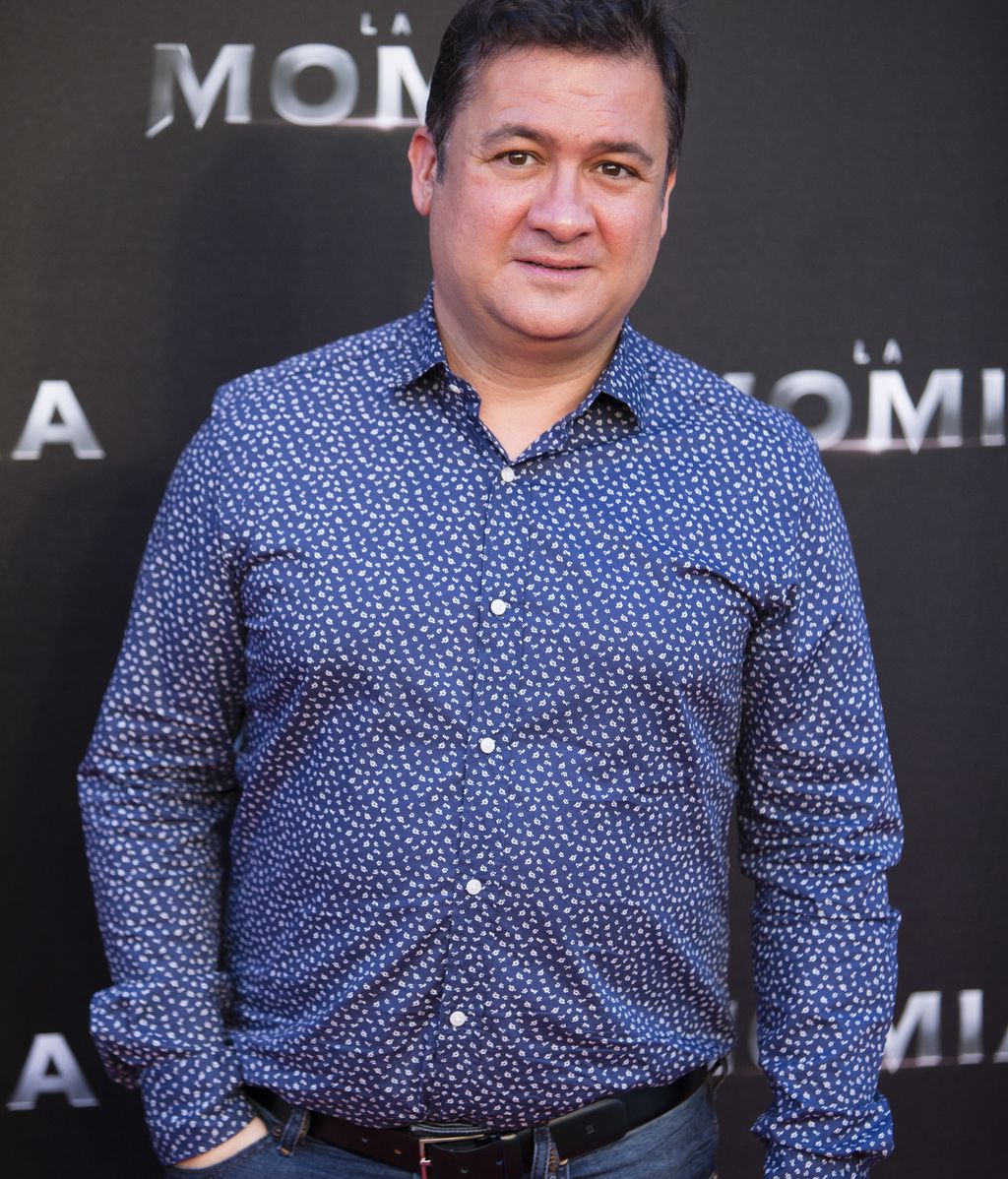 Secun de la Rosa, camisa de flores y vaqueros