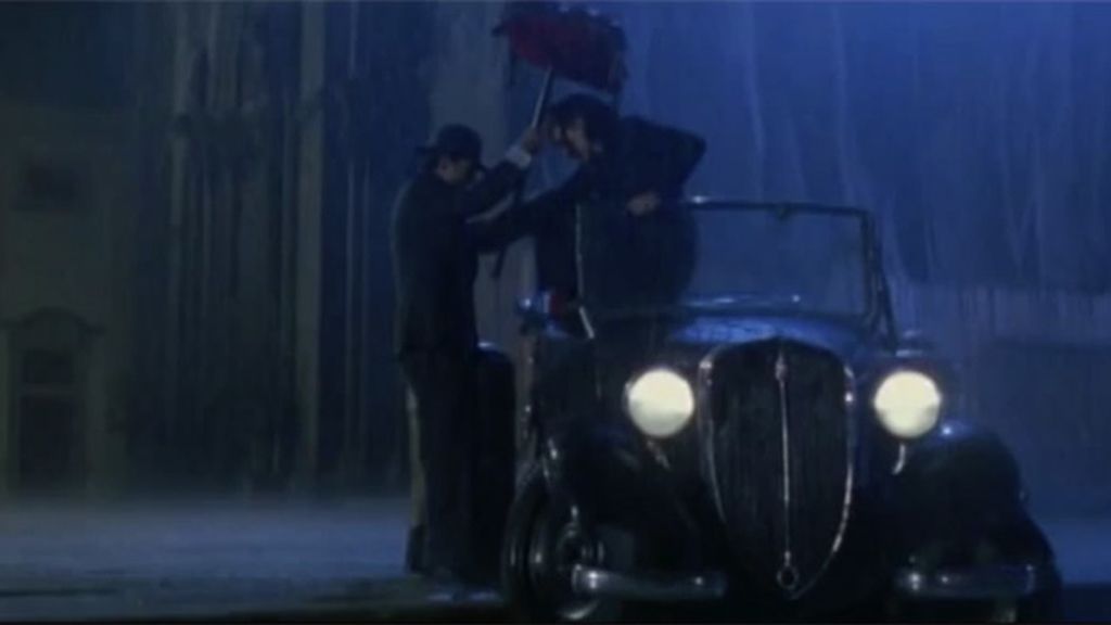 Hacer un paraguas con un cojín para que tu pareja no se moje, como en ‘La vida es bella’