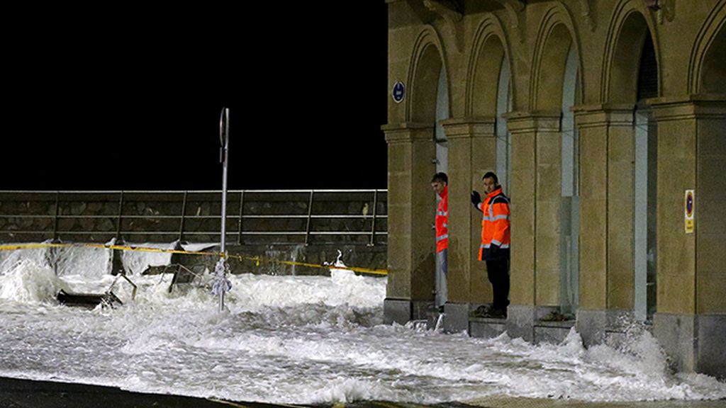 Las olas entran en la ciudad de San Sebastián