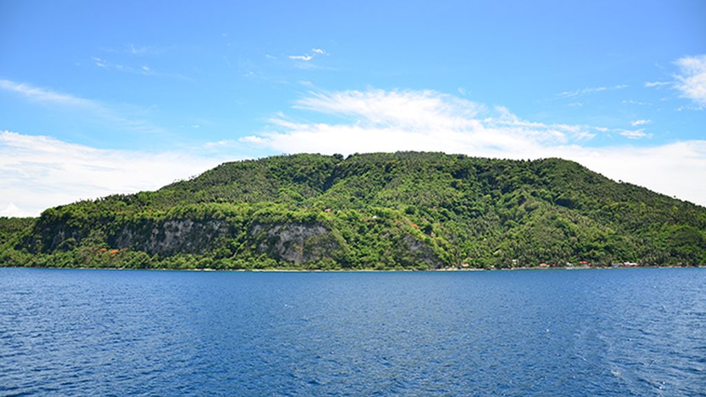 La Isla Verde, en la zona de los Camarines del Norte, se abastece solo de energía solar