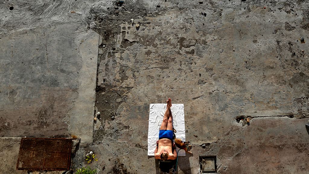 Luz, agua y colores para despedir al sol