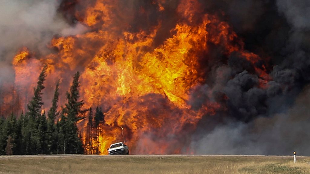 Empiezan a controlar el gran incendio de Canadá