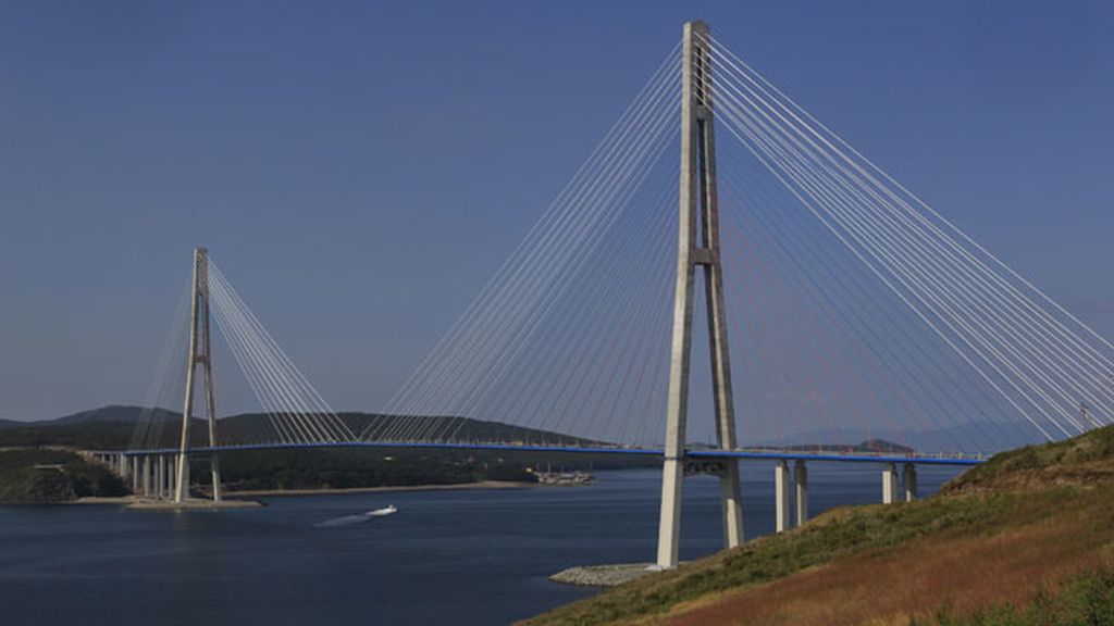 En Rusia, el Puente de la Isla de Ruskii cruza el estrecho de Bñosforo Oriental a 321 metros de altura