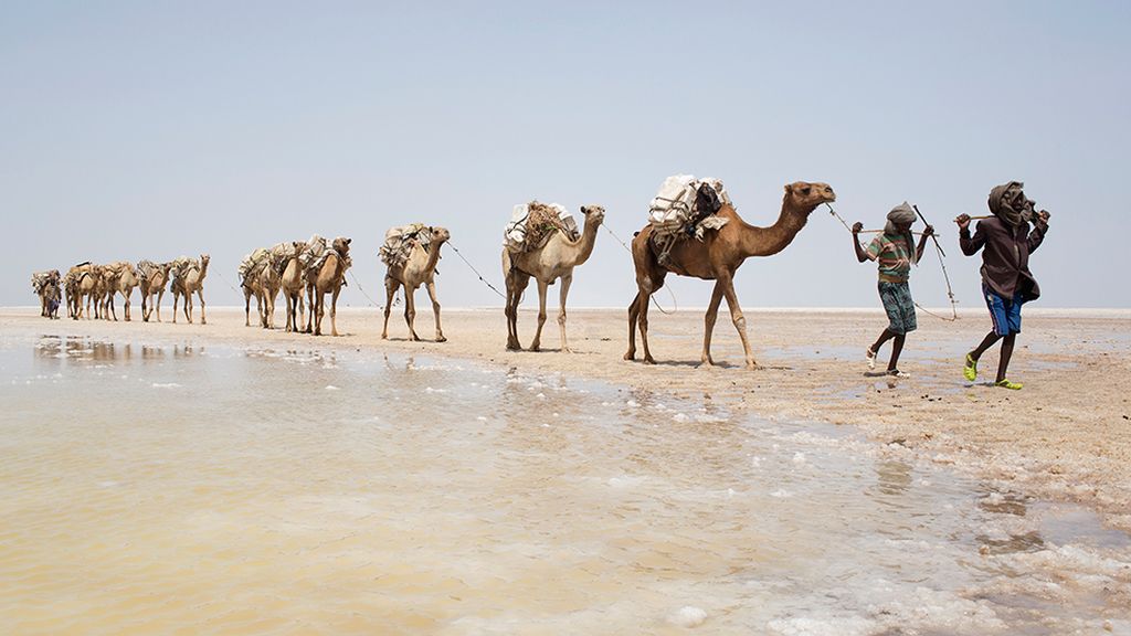 Un pueblo sobrevive con sal en el desierto