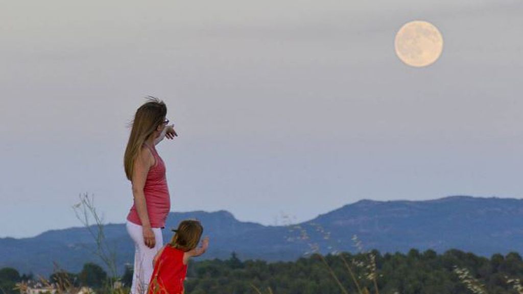 Obsesión #LunaBendita: así han retratado la luna llena de julio en las redes