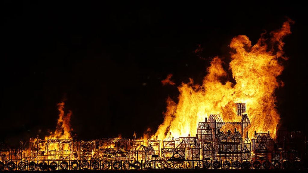 ¡Fuego contra fuego! Londres vuelve a arder 350 años después de su gran incendio