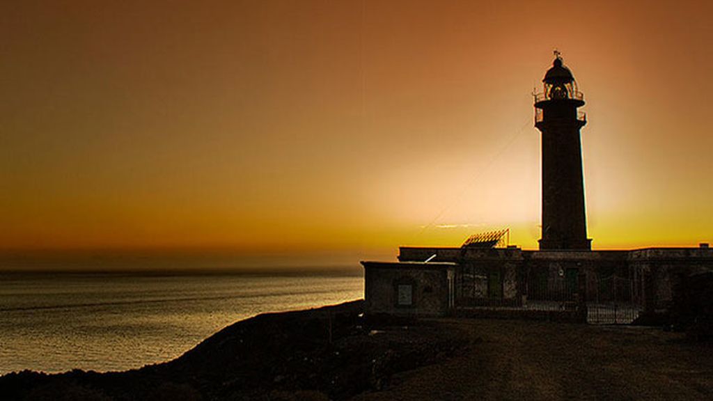 El sol se pone sobre El Hierro en el Faro de Orchilla
