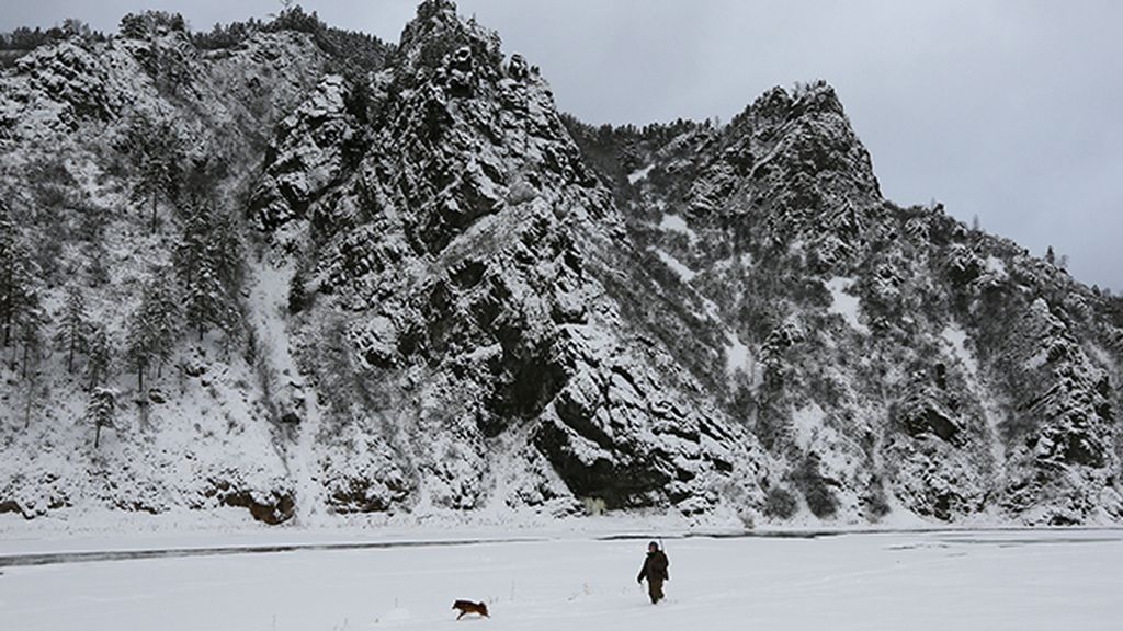 Nadadores en medio de la nieve