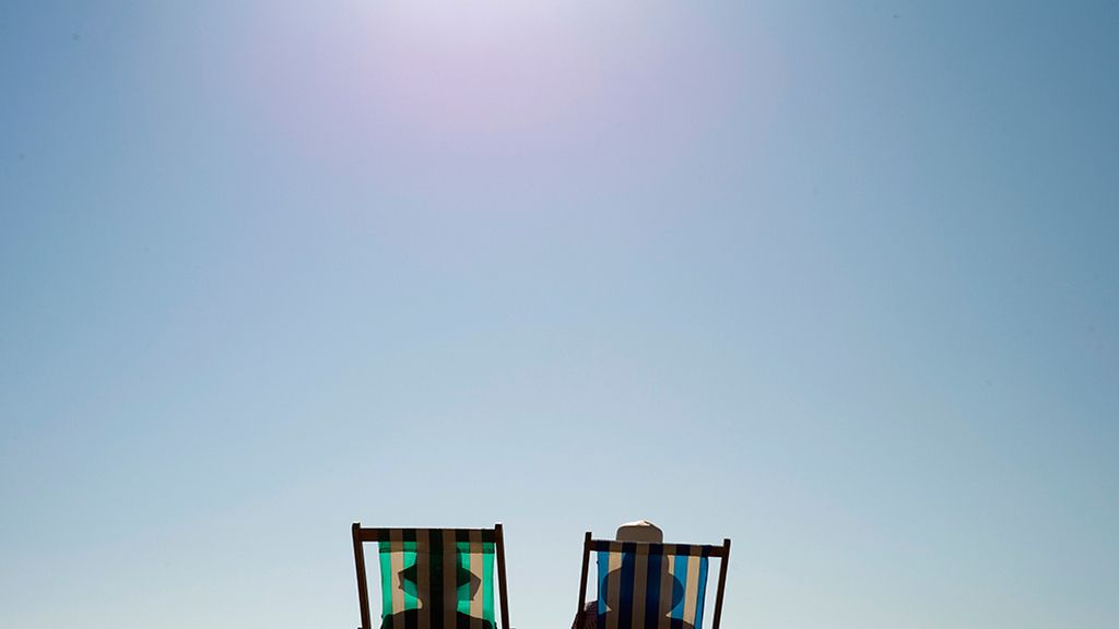 Luz, agua y colores para despedir al sol