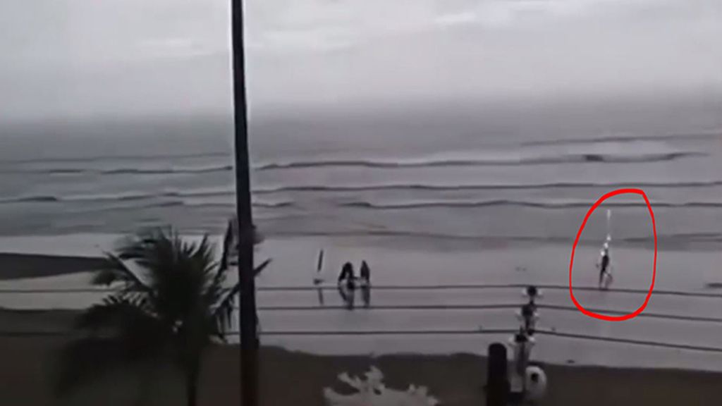 El vídeo que muestra el momento en el que un rayo cae sobre una chica en una playa