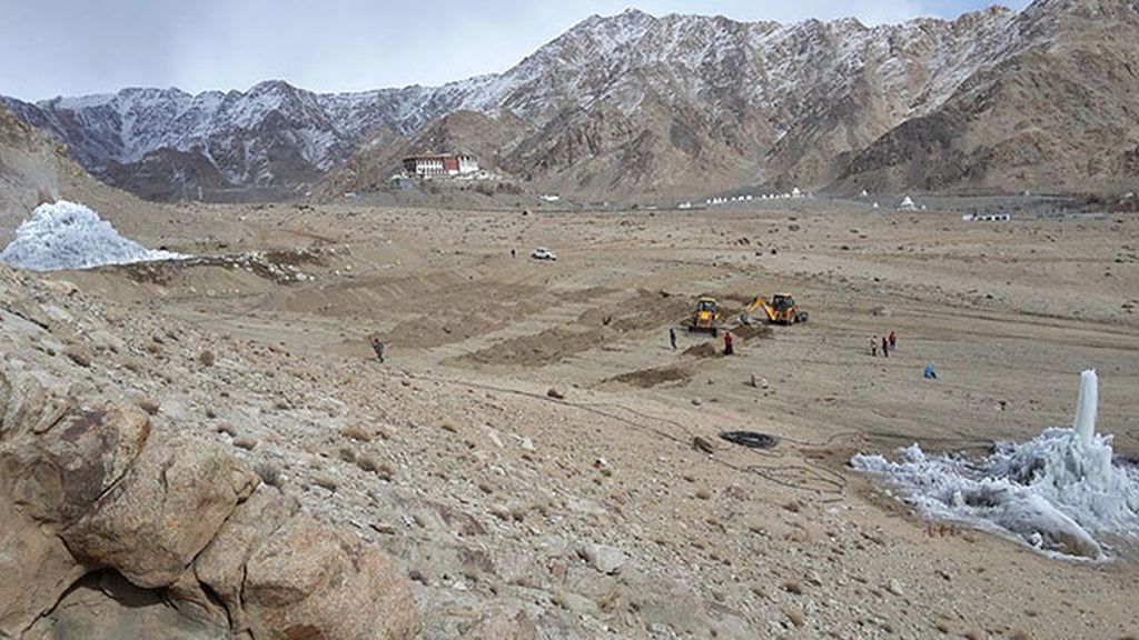 'Ice Stupas': los palacios de hielo que van a dar de beber a los habitantes del Himalaya