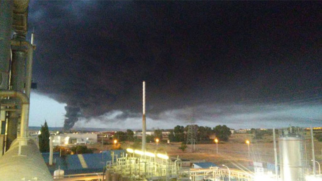 Sofocar las llamas será una tarea difícil por todos los líquidos inflamables que había