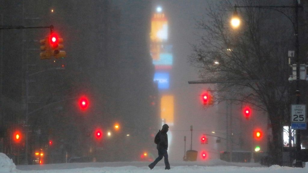 La ciudad está con vuelos cancelados, servicios mínimos y locales cerrados