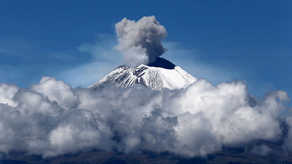 El volcán Popocatépetl 'explota' y cubre de ceniza la ciudad mexicana de Puebla