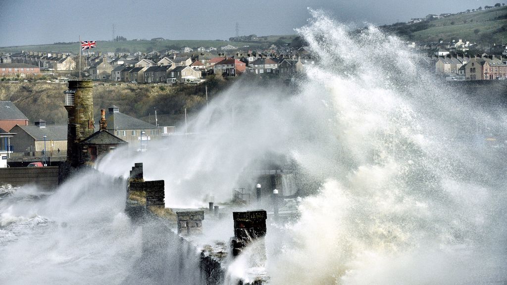 Premio del Público: Olas envolviendo el puerto de Whitehaven en Cumbria, Reino Unido