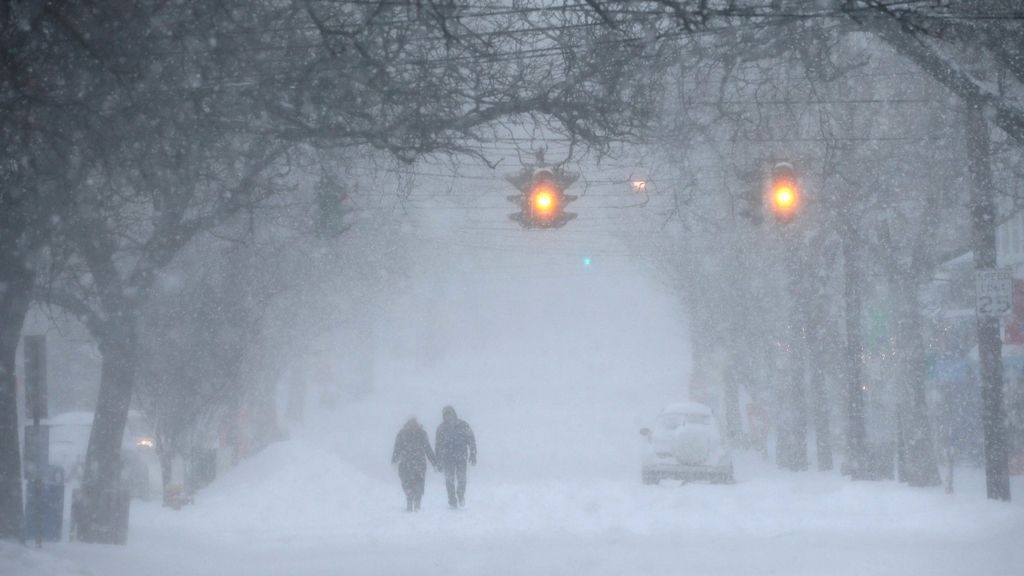 La ciudad está con vuelos cancelados, servicios mínimos y locales cerrados