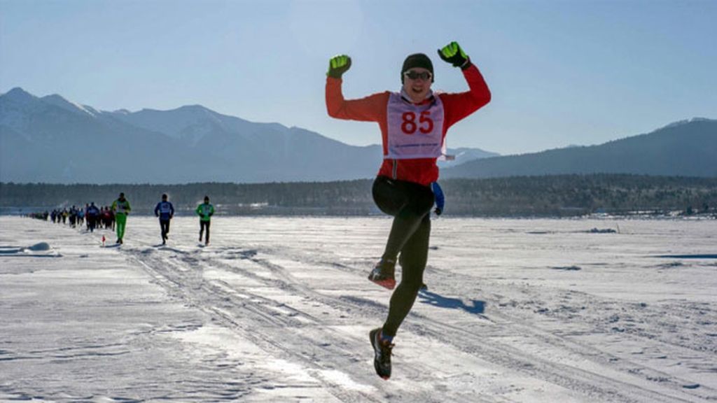 Correr una maratón sobre el lago helado más largo y profundo del mundo