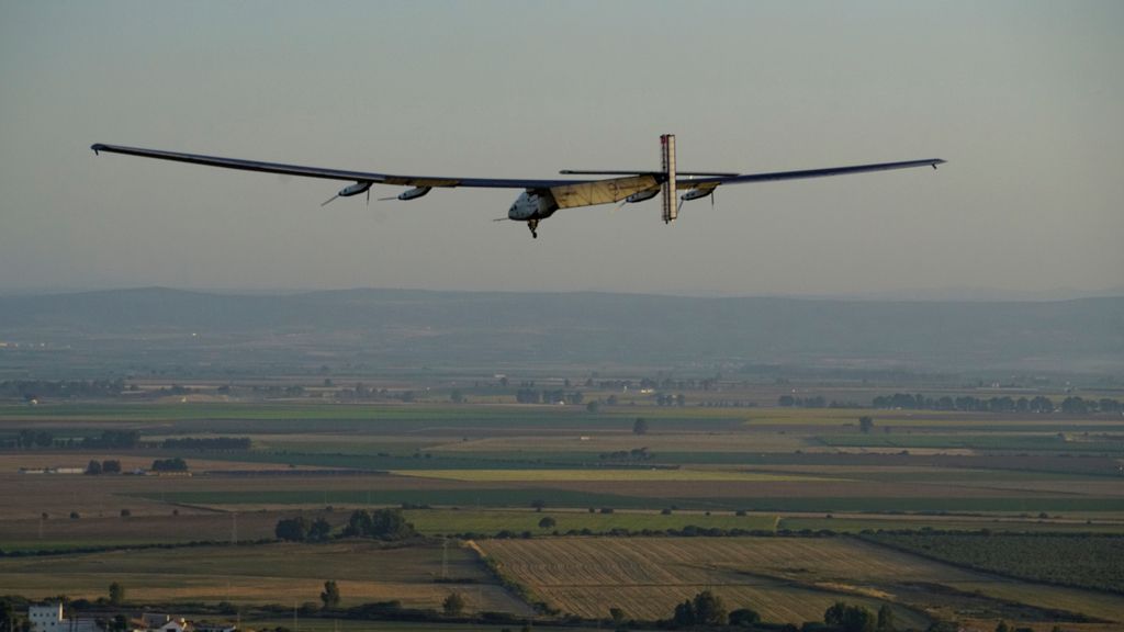 El avión solar 'Impulse II' ha aterrizado con éxito en Sevilla esta mañana