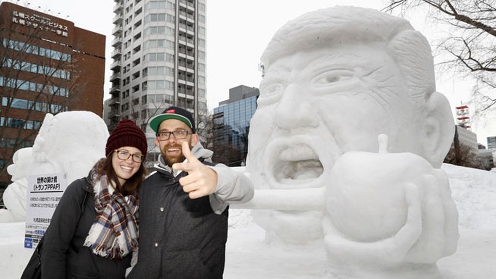 La omnipresencia de Donald Trump, en este busto de gesto enfadado