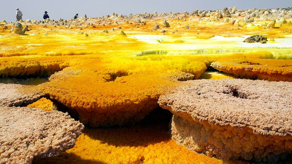 Un pueblo sobrevive con sal en el desierto