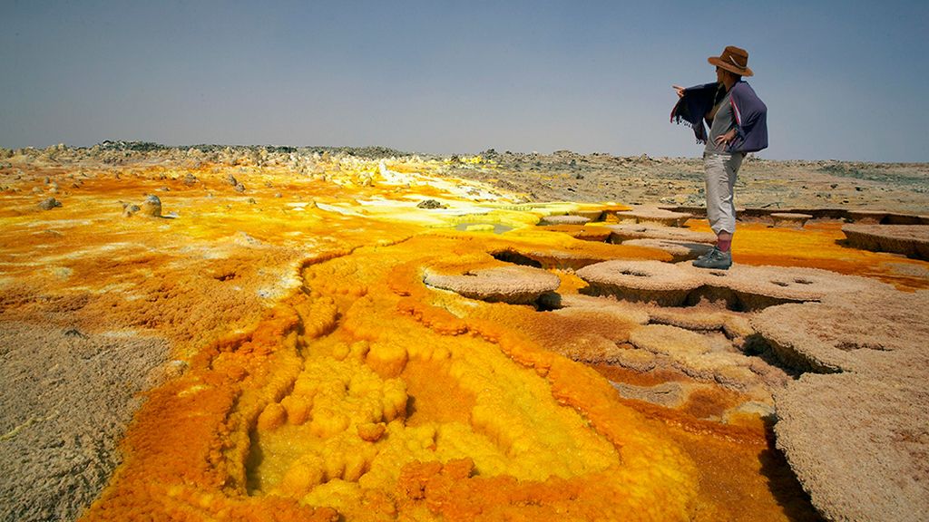 Un pueblo sobrevive con sal en el desierto