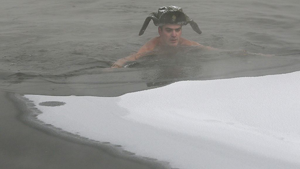 Nadadores en medio de la nieve