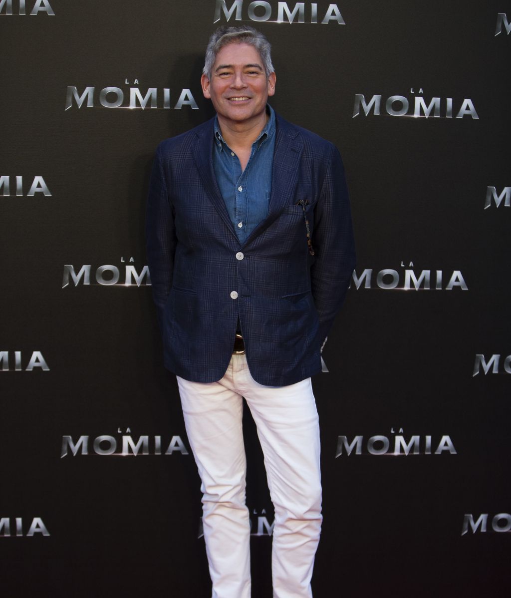 Boris Izaguirre, pantalón blanco con varios tonos de azul