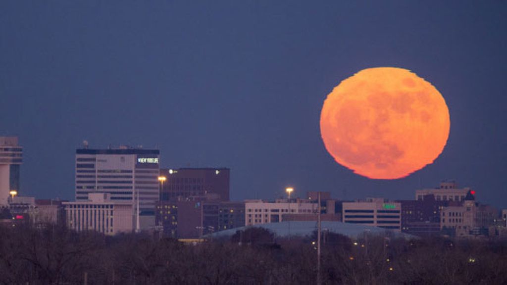 ¿Has visto la Superluna? Toda esta gente sí: te traemos las mejores imágenes