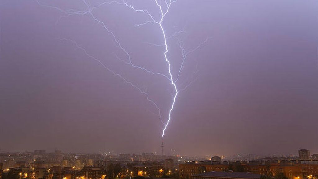 Torrespaña, conocida popularmente como 'el Pirulí' (Madrid, España). Junio de 2008
