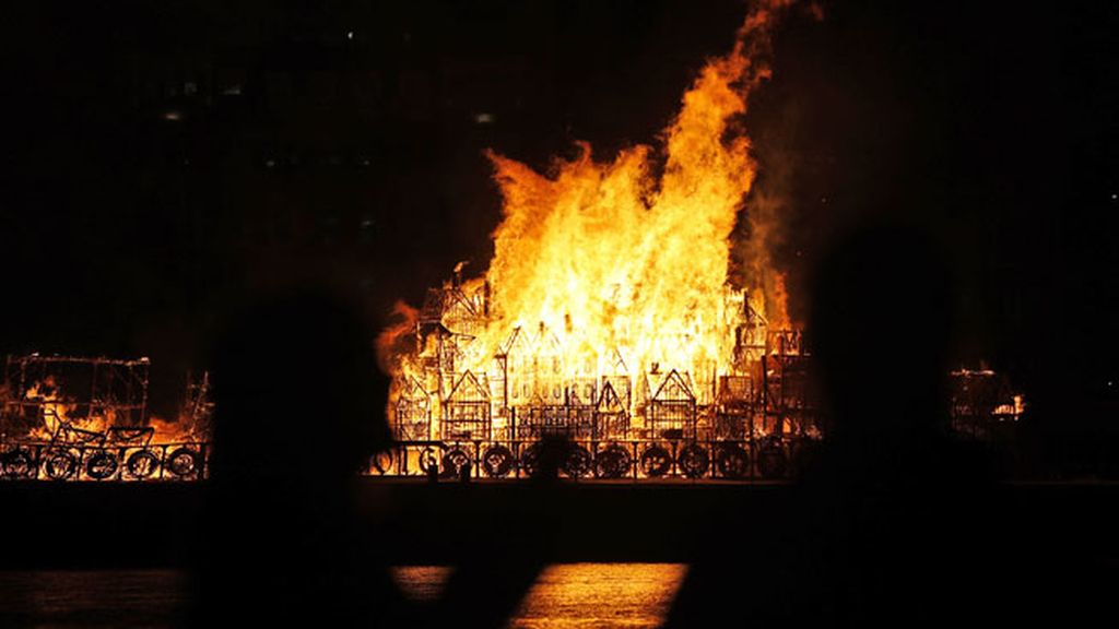 ¡Fuego contra fuego! Londres vuelve a arder 350 años después de su gran incendio