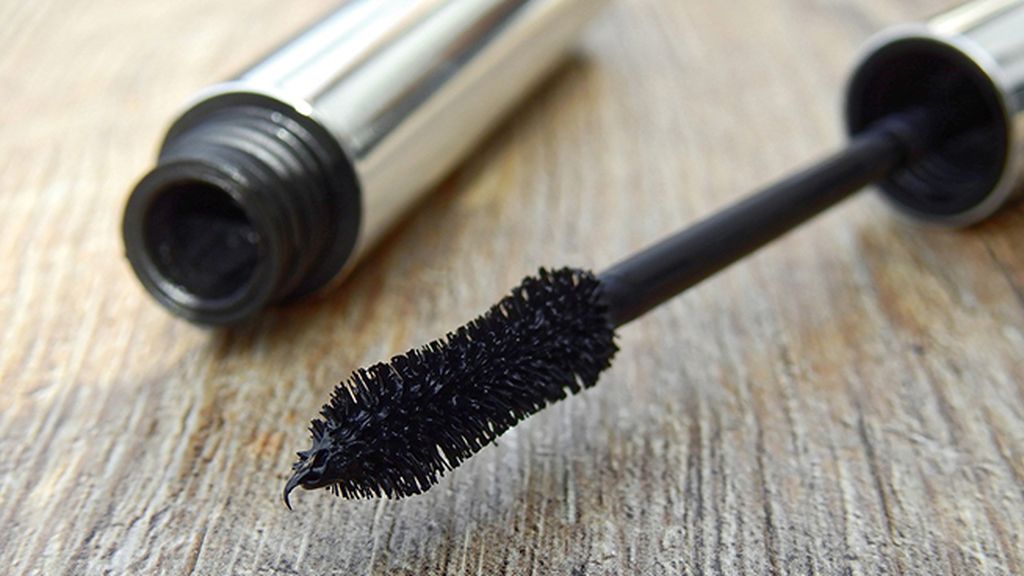 La máscara de pestañas acaba cayendo por la cara después de sudar por el sol