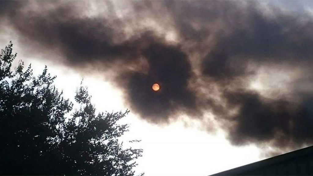 Fuego y nube tóxica en una planta de reciclaje de Guadalajara: las imágenes