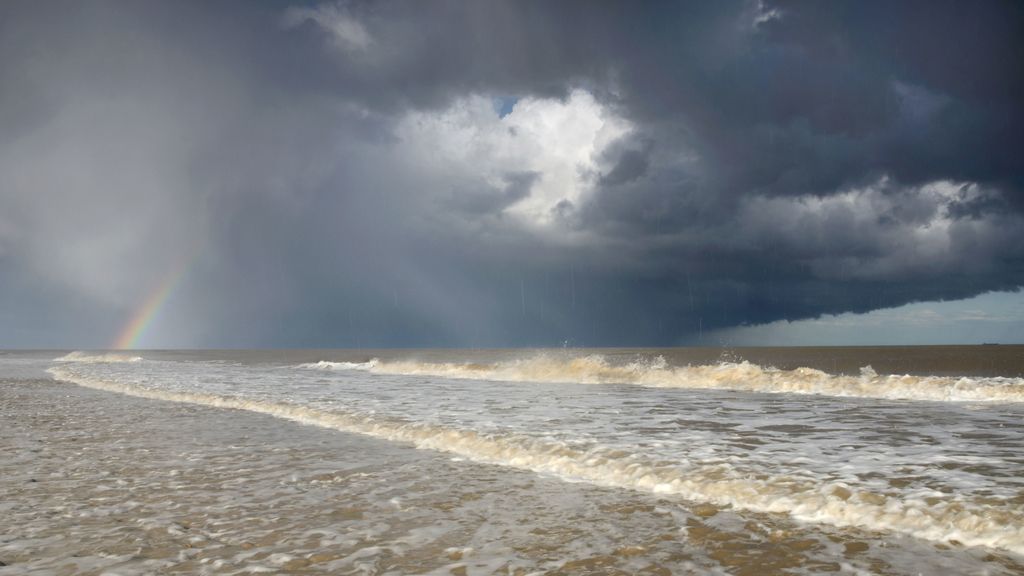 Tormenta de granizo y arco iris sobre los mares de Covehithe (Reino Unido)